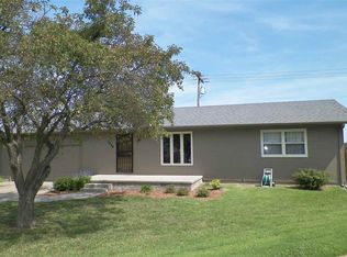 1224 Columbus Cir, Newton, KS 67114