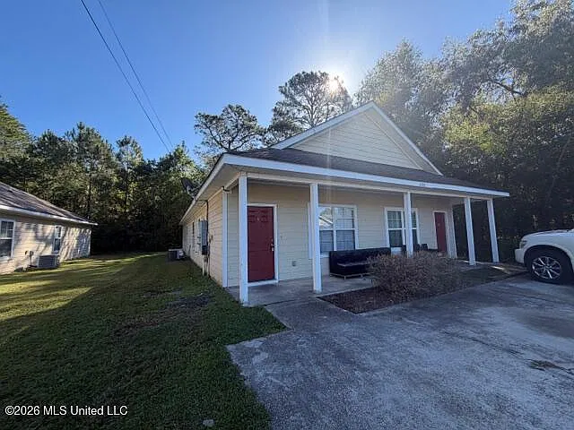 3 bed, 2.0 bath, 1200 sqft, $1,200 — Photo 1