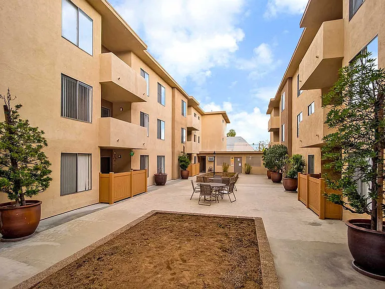 Los Robles Apartments — Photo 55