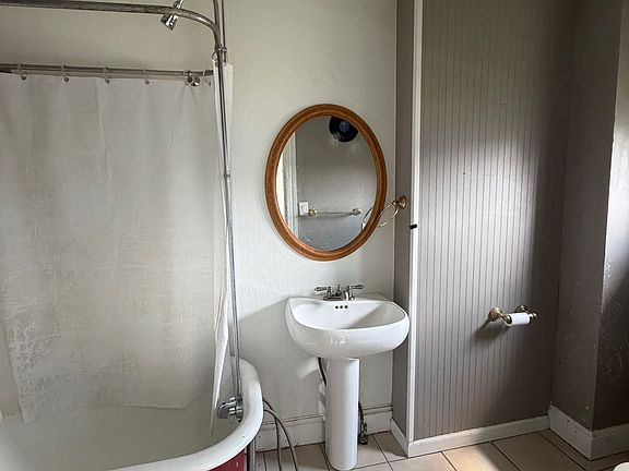 4th image of 914 Washington St APT 2