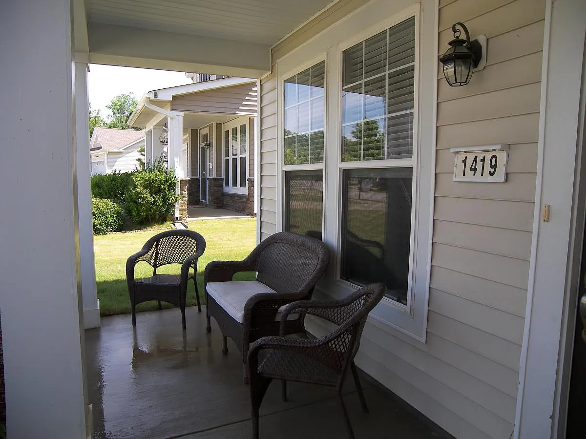 4 bed, 2.5 bath, 2080 sqft, $2,200 — Photo 3