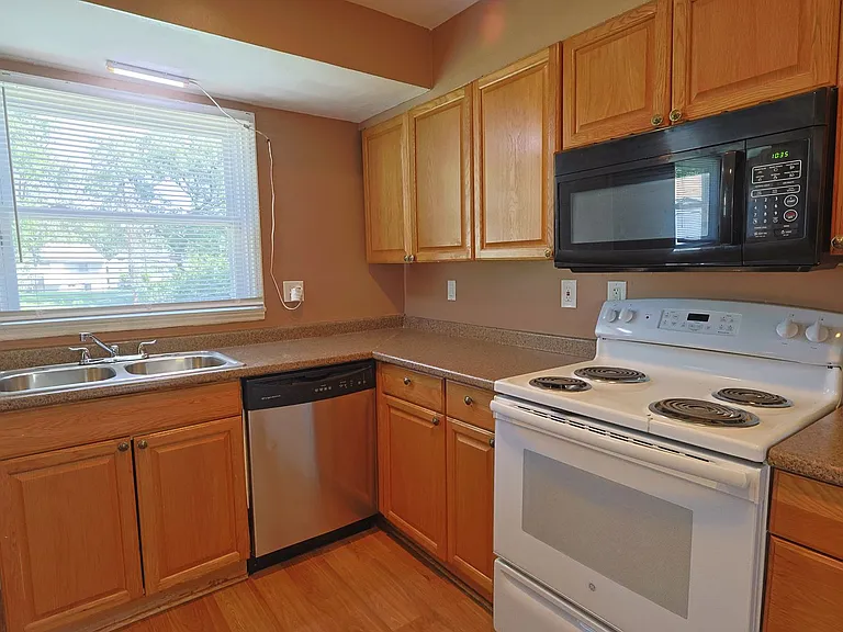 325 Caithness Rd — Photo 10