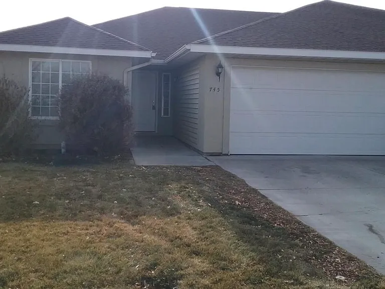 745 Caswell Ave W — Photo 1