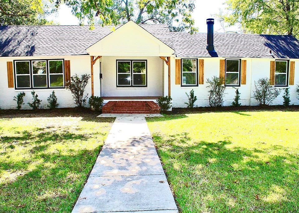 Front Entrance/yard