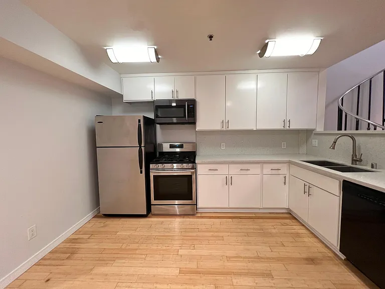 1043 S Grand Ave #8 — Photo 3