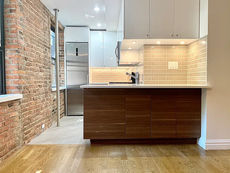 276 E 10th St #4A — Photo 4