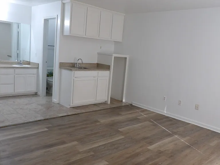 College Pointe Apartments — Photo 31