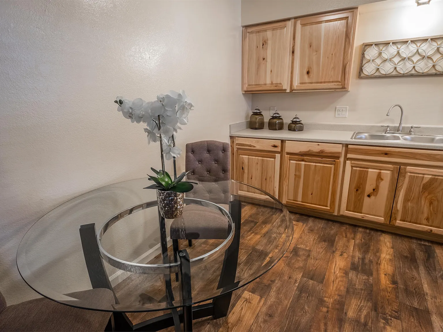 Jasmine Apartments — Photo 2