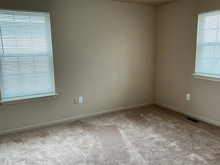 48161 Nottinghill Ln — Photo 45