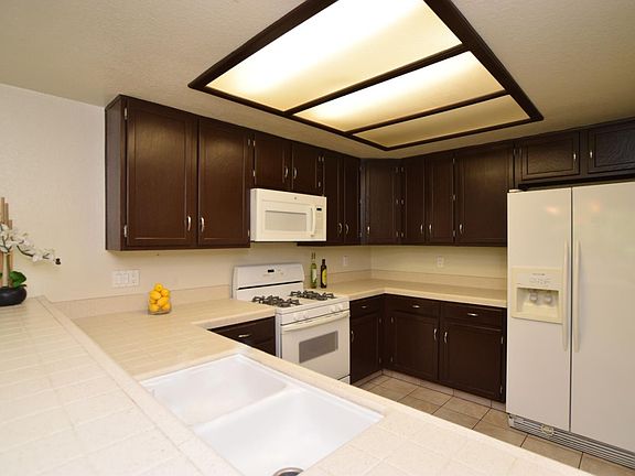 3rd image of 85 Saddletree Ct