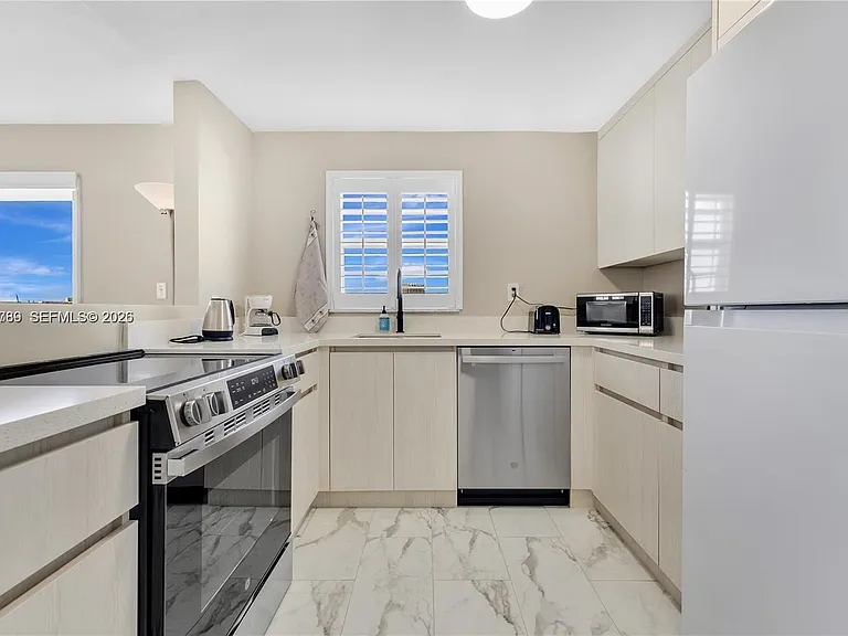 1418 Collins Ave #504 — Photo 8