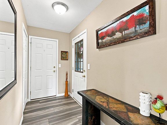 5th image of 631 Constitution Ln
