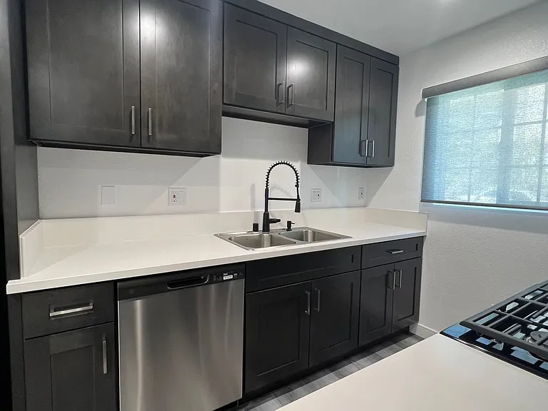 900 W College St — Photo 22