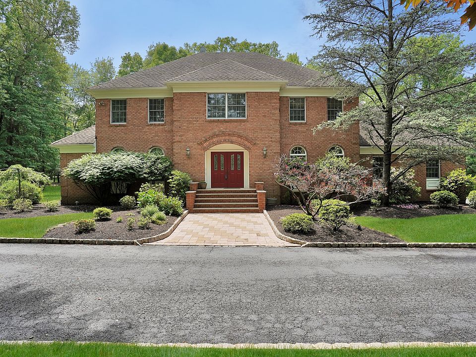 Private Circular Driveway!