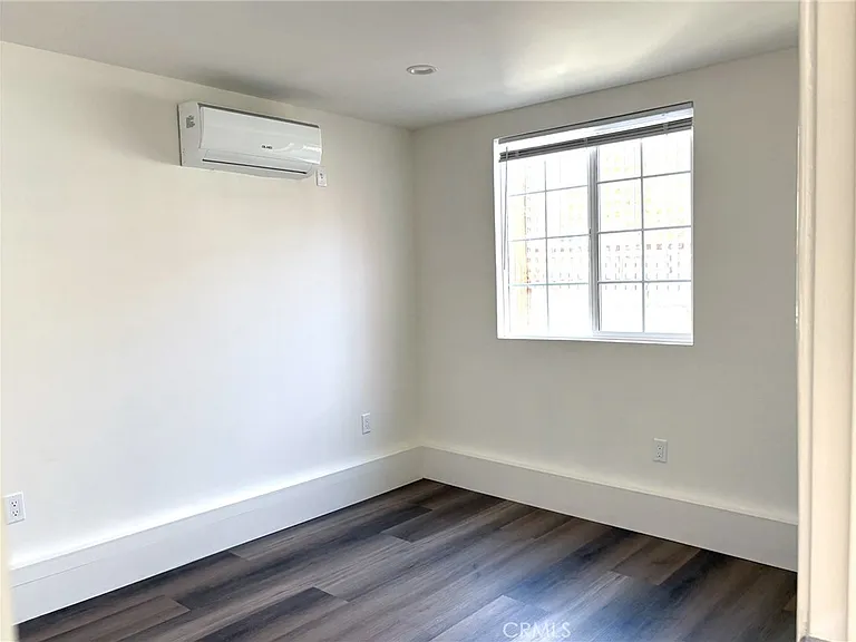 5610 Riverton Ave — Photo 6