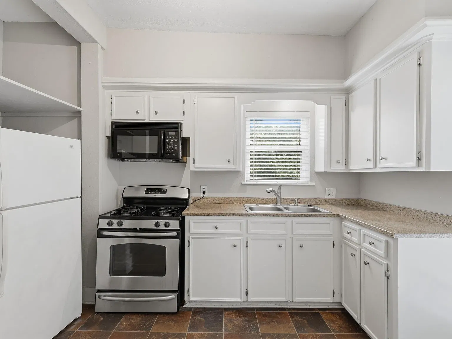 1 bed, 1.0 bath, 652 sqft, $1,095 — Photo 2