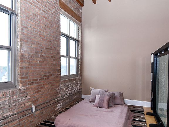 5th image of 3059 N Weil St Unit 402