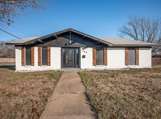 366 Forrest Hill Ln, Grand Prairie, TX 75052