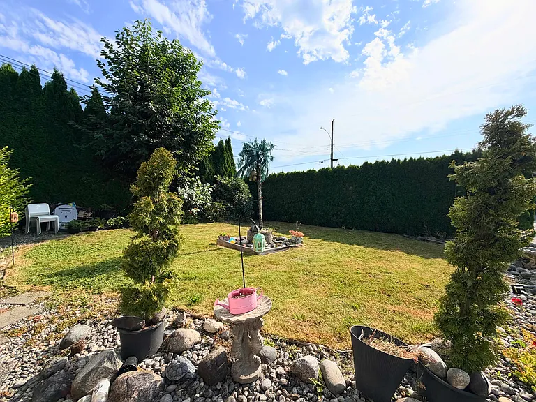 2049 Majestic Cres #B — Photo 11