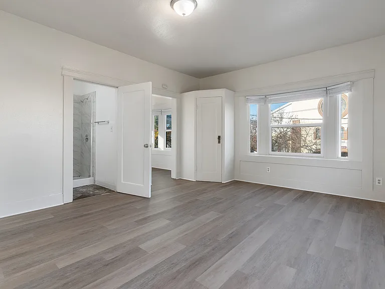 539 33rd St #6 — Photo 3