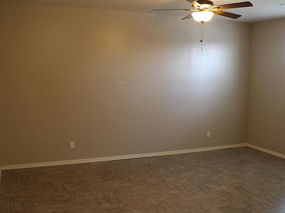 5th image of 838 W Hereford Dr