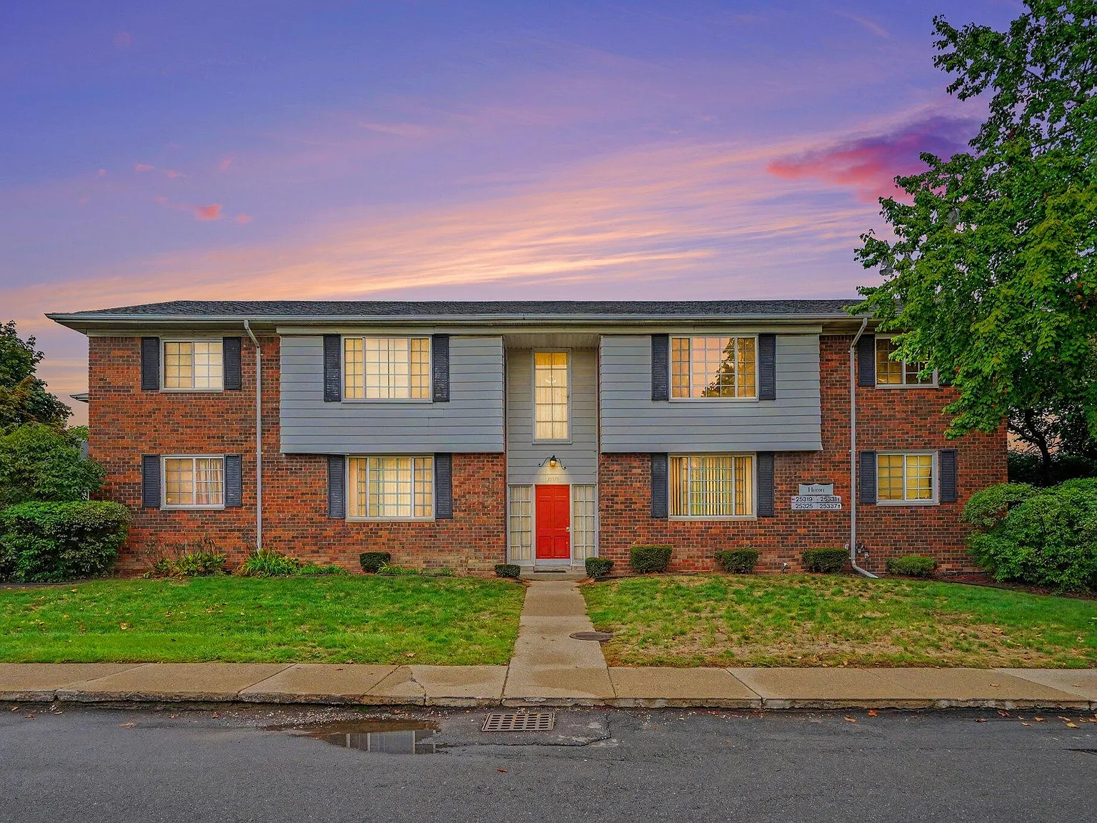 2 bed, 1.0 bath, 770 sqft, $1,350 — Photo 2