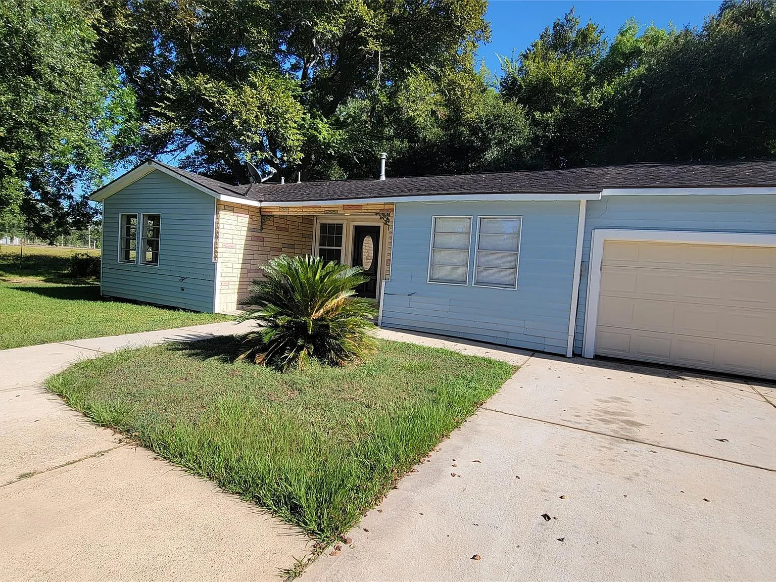 3 bed, 1.0 bath, 1302 sqft, $1,700 — Photo 3