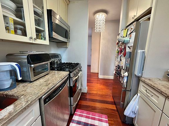 5th image of 145 E 48th St APT 25B