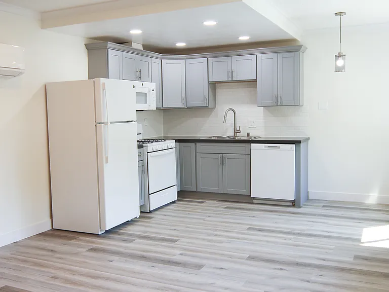 2810 H St #6 — Photo 6