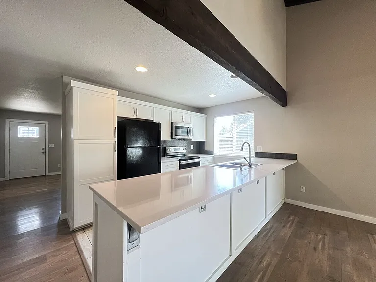 737 N Beachwood St — Photo 8