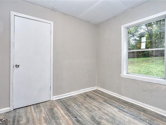 3rd image of 1080 Valley View Rd SE