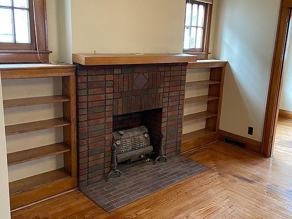 Living room (non working fireplace)