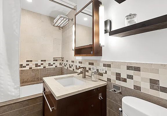 5th image of 101 W 24th St APT 3D
