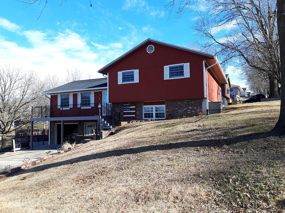 Large single family home with 14,000 sqf fenced yard
