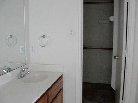 Double vanity, walk-in closet