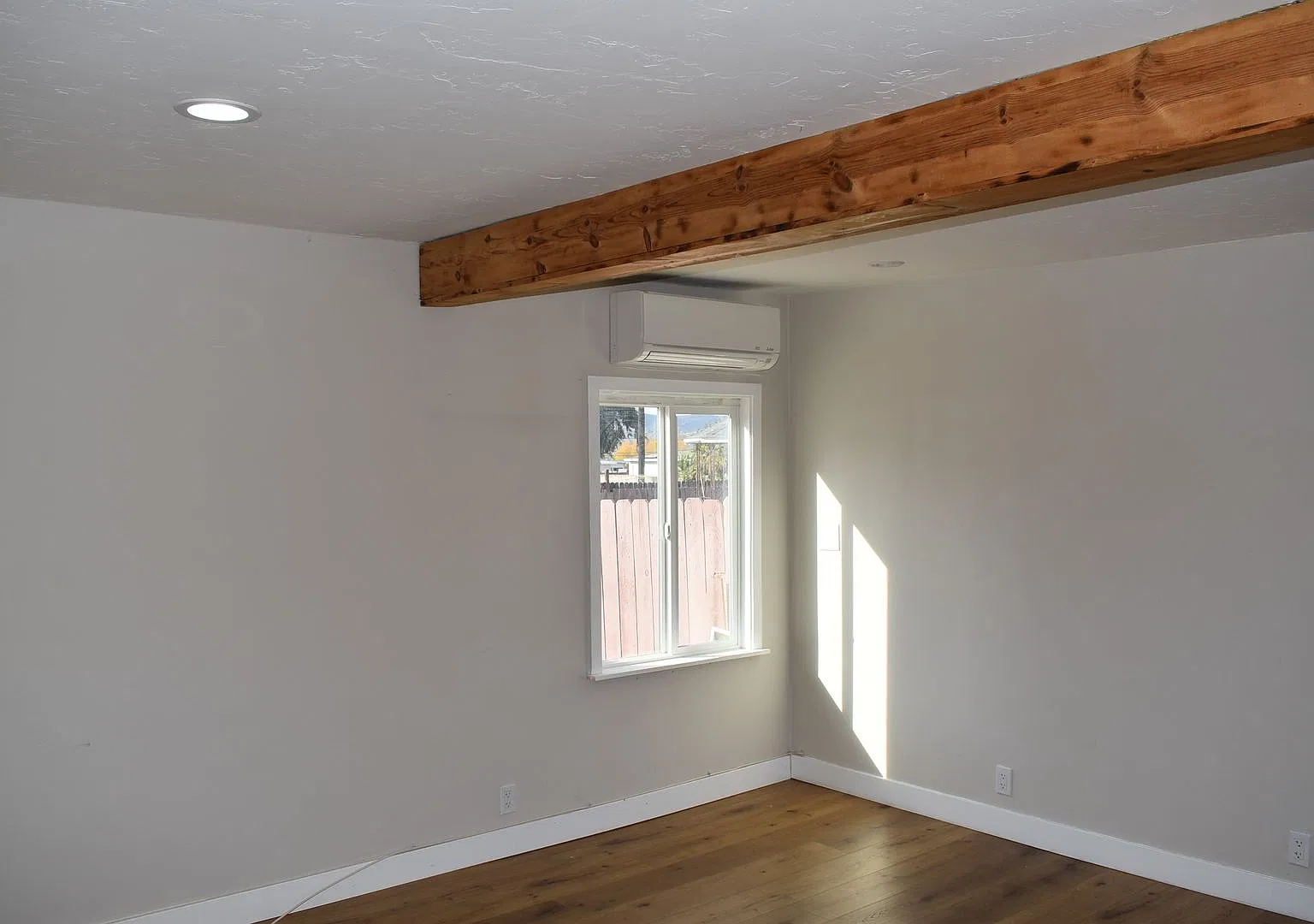 Detached 1 Bedroom Home with Large Private Backyard — Photo 4