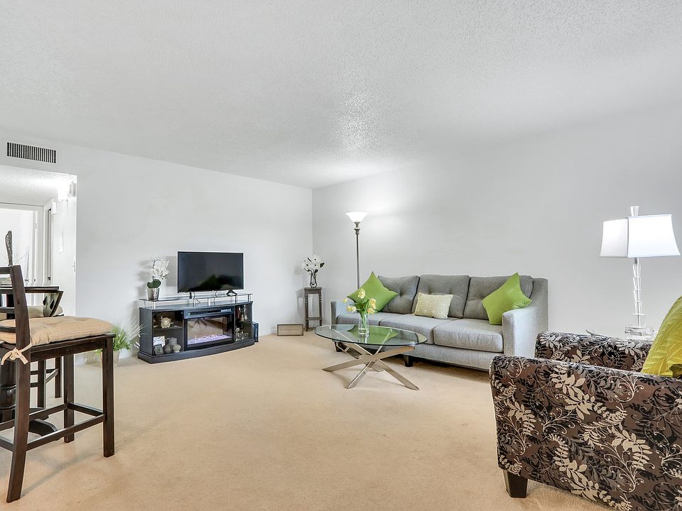 Bright Spacious Living Area 