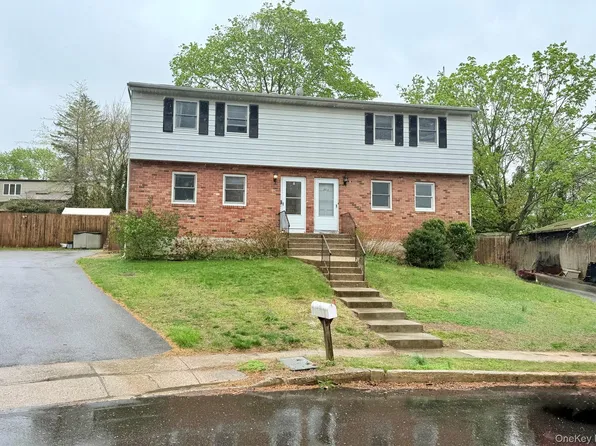 22 Van Wicklen Ct #B, Northport, NY 11768