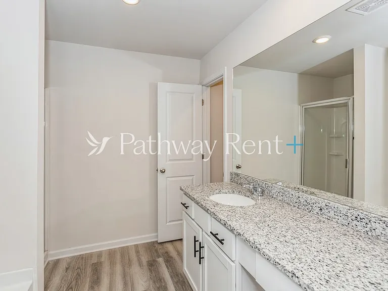 628 Mackenzie Cv — Photo 9