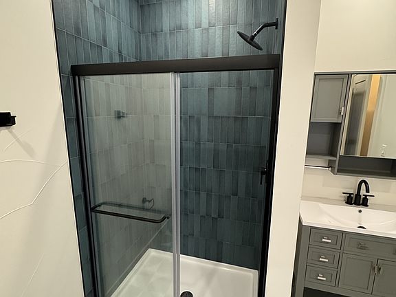 5th image of 717 W 9th Ave