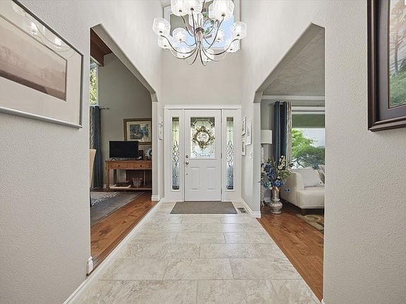 4th image of 212 Greenbriar W