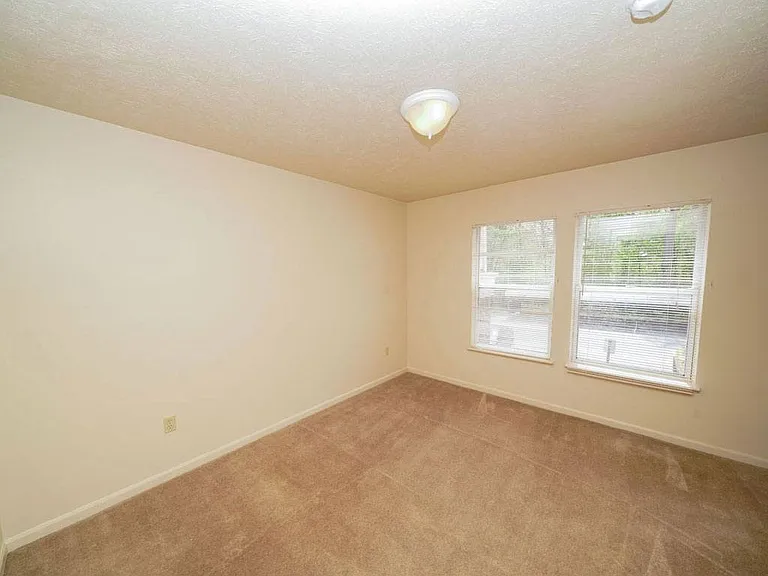 Dupont Lakes Apartments — Photo 17