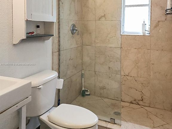 5th image of 500 14th St APT 203