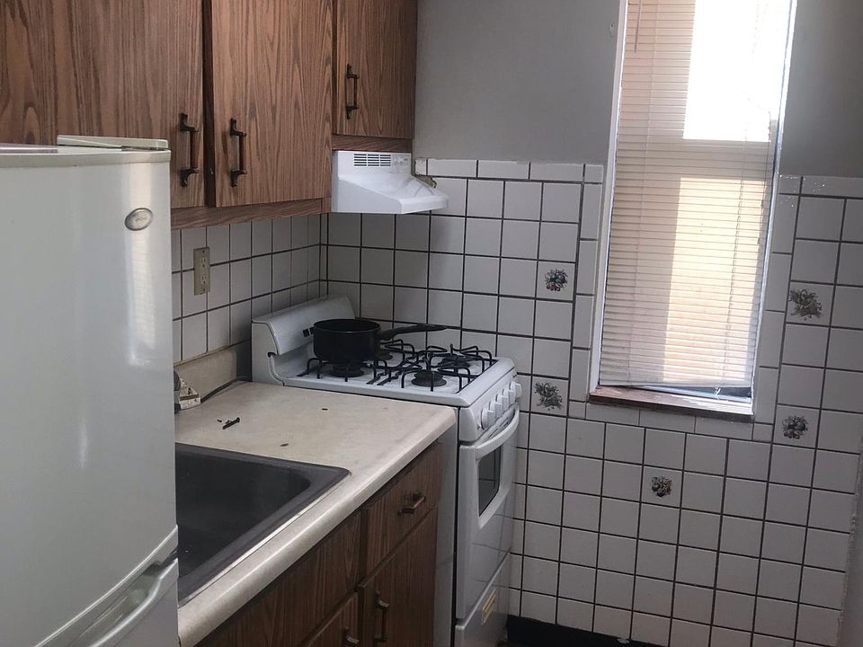 2nd image of 1309 Wood St #15
