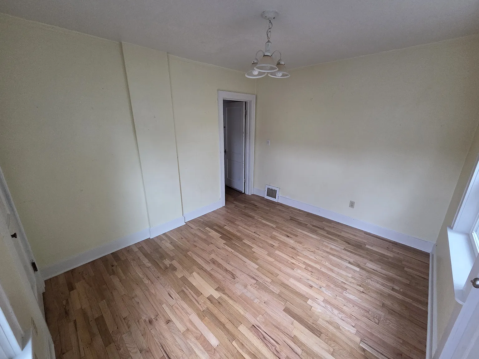 3 bed, 2400 sqft, $900 — Photo 2