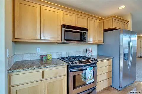 537 SE Oak Grove Ave — Photo 6