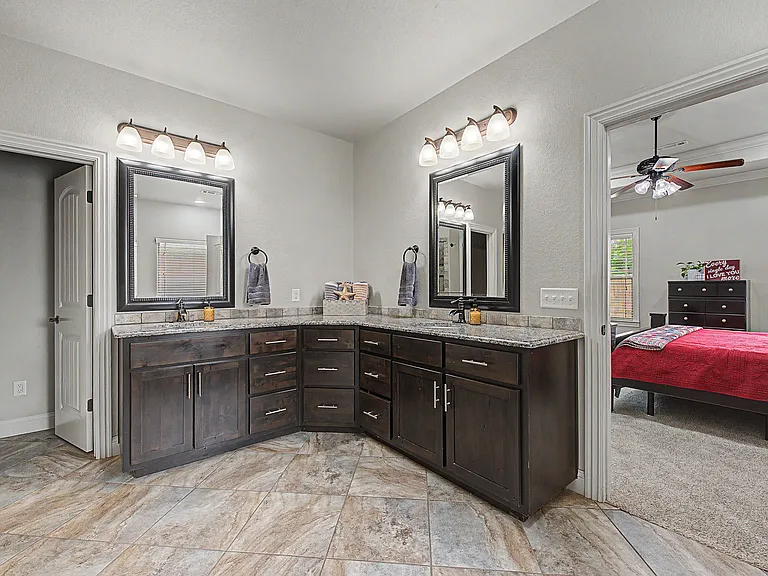 1202 Birkshire Cir — Photo 11