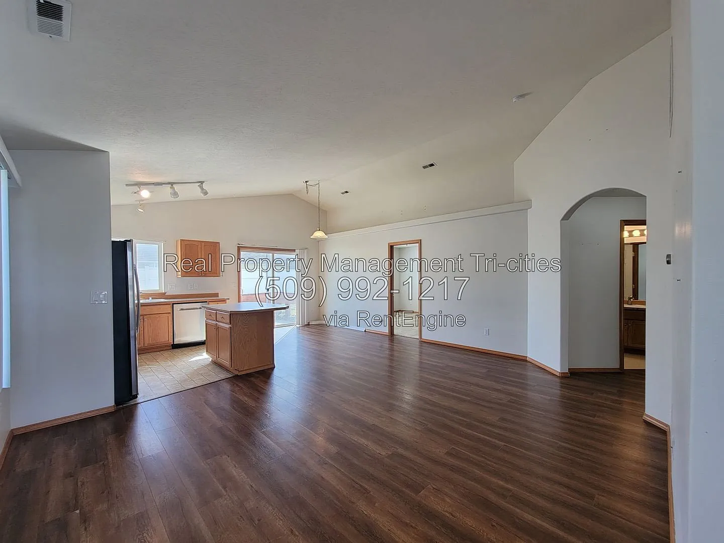 3 bed, 2.0 bath, 1169 sqft, $2,095 — Photo 3
