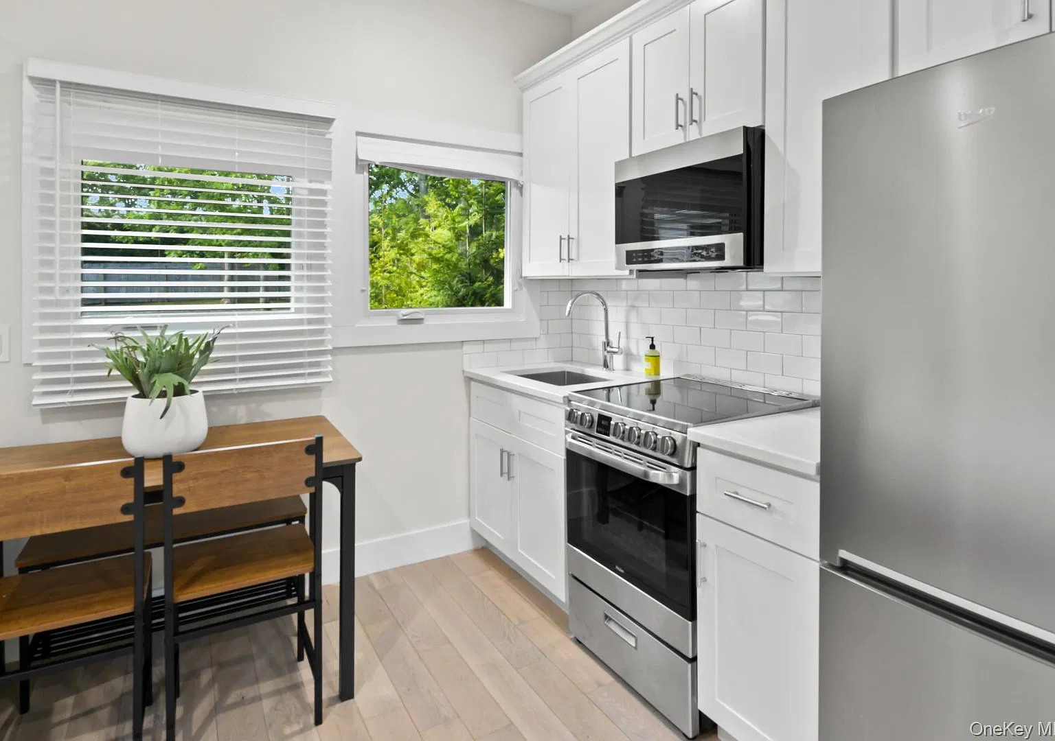 3 bed, 1.5 bath, 2500 sqft, $3,600 — Photo 4