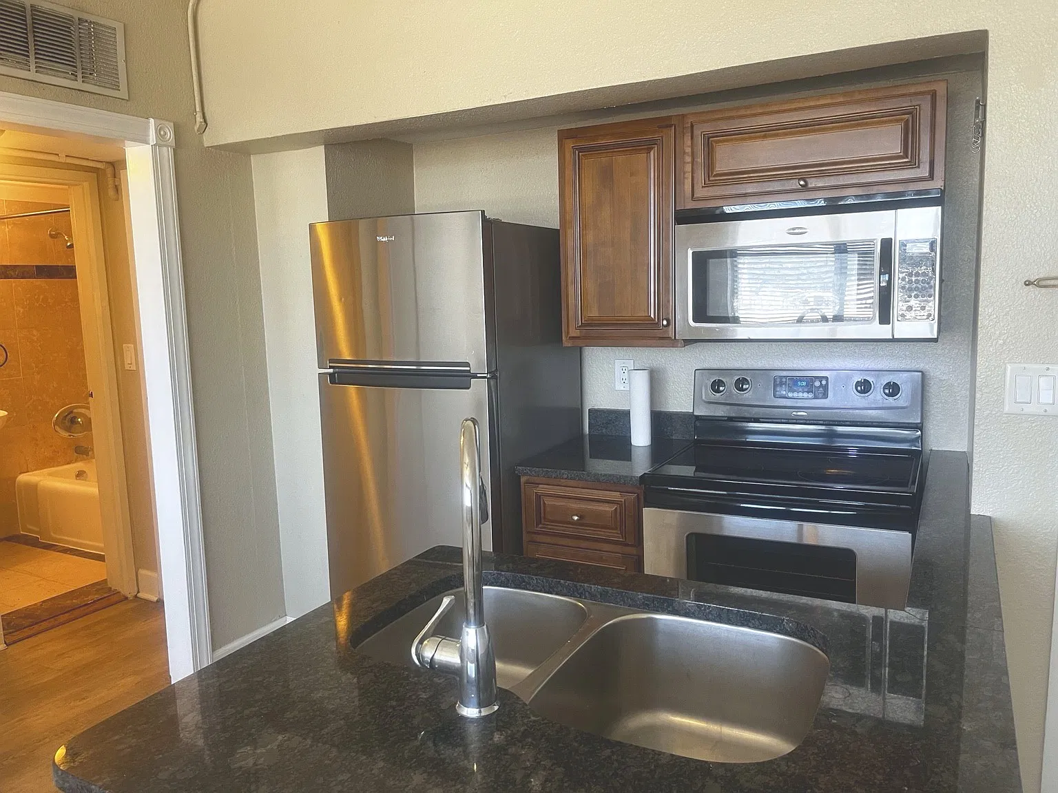 311 W Ashley St — Photo 3